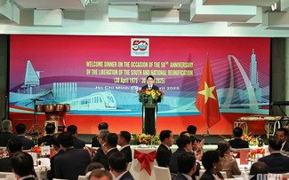 Le président Luong Cuong accueille les délégations étrangères pour le 50e anniversaire de la réunification