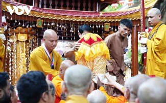Accueil de la relique du Bouddha, trésor national indien, à la pagode Quan Su (Hanoï)