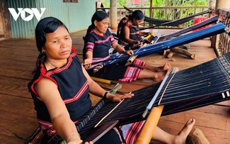 Faire du tissage un atout touristique au village de Kep, dans la province de Gia Lai