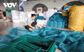 Le village de tissage de filets de Thom Rom pendant la saison des crues