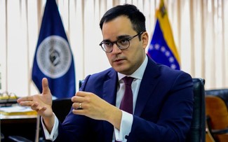 Le Venezuela remanie son cabinet et confirme des négociations sur la vente de pétrole aux États-Unis