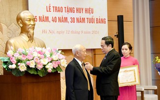 Chủ tịch Quốc hội Trần Thanh Mẫn dự Lễ trao tặng huy hiệu Đảng