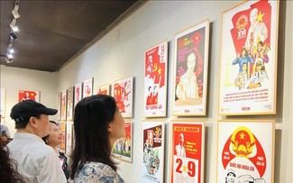 Khai mạc triển lãm tranh cổ động kỷ niệm các ngày lễ lớn của dân tộc
