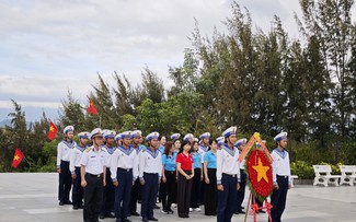 Kiều bào Ba Lan trao tặng Vườn rau xanh cho đảo Trường Sa Lớn