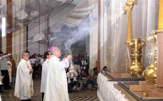 Hoàn thành hai cây Thánh giá của Nhà thờ Đức Bà Sài Gòn