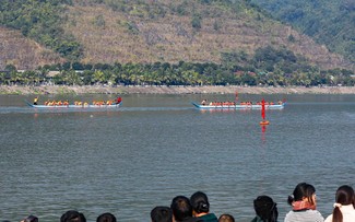 Rộn ràng Lễ hội Đua thuyền đuôi én tại tỉnh Điện Biên