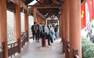 Cửa khẩu quốc tế Hữu Nghị sôi động xuất, nhập cảnh đầu năm