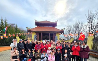 Người Việt đi lễ chùa đầu năm ở Simontornya: Lắng đọng hồn quê giữa lòng Hungary