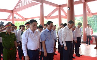 เลขาธิการใหญ่พรรค โตเลิม จุดธูปและวางพวงมาลาที่เขตอนุสรณ์สถานประธานโฮจิมินห์ในจังหวัดก่าเมา