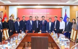 รองประธานสถานีวิทยุเวียดนาม โงมิงเหียน ให้การต้อนรับคณะผู้แทนสมาพันธ์สื่อมวลชนแห่งประเทศไทย