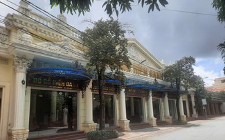 หมู่บ้านลาเซวียนมุ่งมั่นอนุรักษ์และพัฒนาอาชีพแกะสลักไม้พื้นเมือง