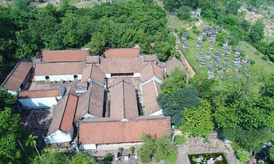 Bo Da-Pagode, die den größten Stupa-Garten Vietnams beherbergt