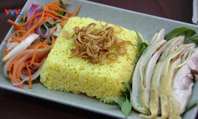 Рис с курицей по-нячангски привлекает гурманов восхитительным вкусом 
