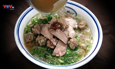 Reisnudelsuppe mit Schweinebällchen „Bun Moc“