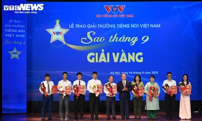 VOV presents September Star Awards to excellent journalistic work