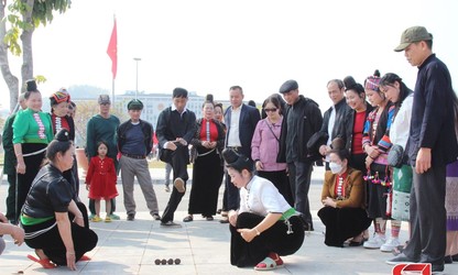 A stage rebuilt, Thai courtship songs come back to life