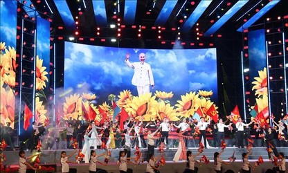 Art programs celebrate success of 14th National Party Congress 