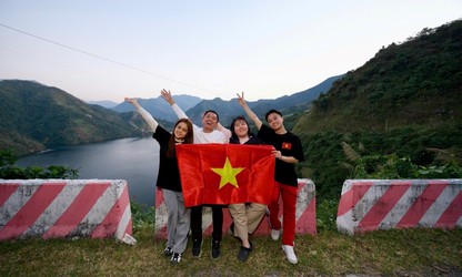 “Flying Vietnam” project: Giving national flag, sending patriotism 