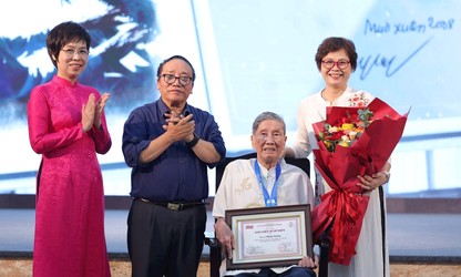Composer Pham Tuyen honored with Cricket Arts Award