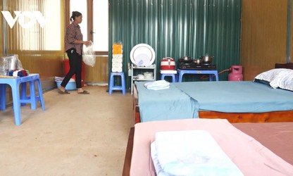 Lang Nu residents move into temporary residence