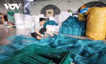 Làng đan lưới Thơm Rơm vào mùa nước nổi