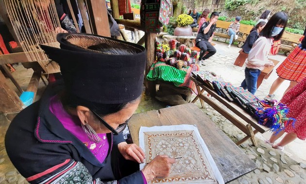 Memperkenalkan Kesenian Canting dengan Lilin Madu dari Warga Etnis Mong 