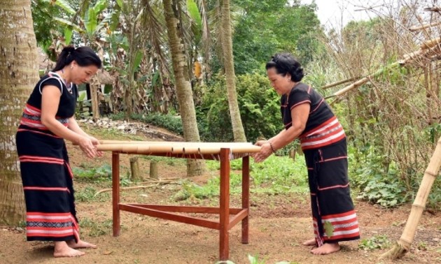 Alat Musik dari Bambu dari Etnis Xo Dang