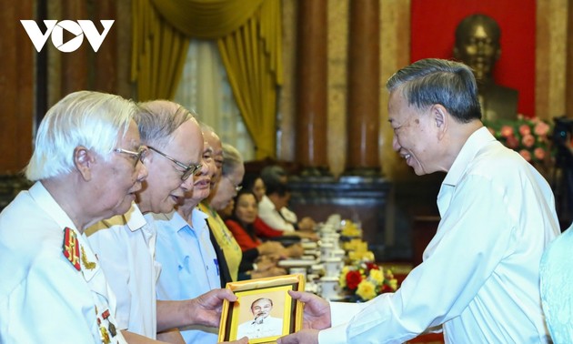 Sekjen, Presiden To Lam Bertemu dengan Saksi yang Mengabdi dan Melindungi Presiden Ho Chi Minh