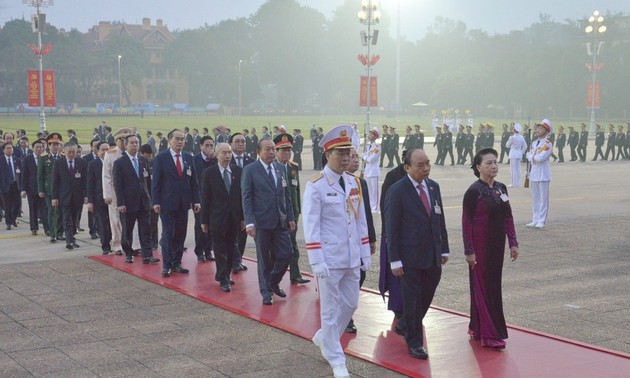 Para Utusan Kongres Nasional ke-13 PKV Berziarah kepada Mousoleum Presiden Ho Chi Minh