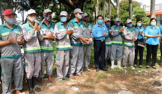 Memberikan Bingkisan kepada Para Buruh, Pegawai Negara, dan Pekerja yang Bekerja pada Hari Buruh Internasional (1 Mei)