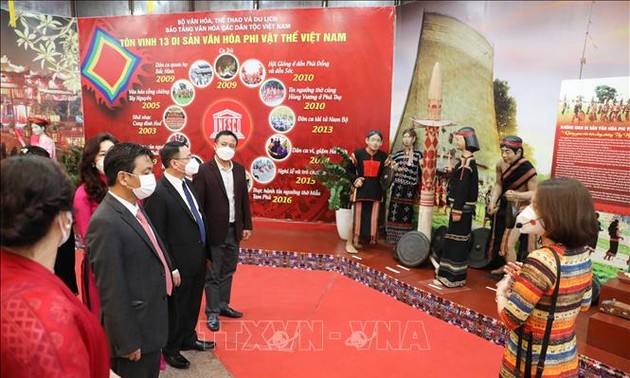 Pameran “Ruang Pusaka Budaya Vietnam”