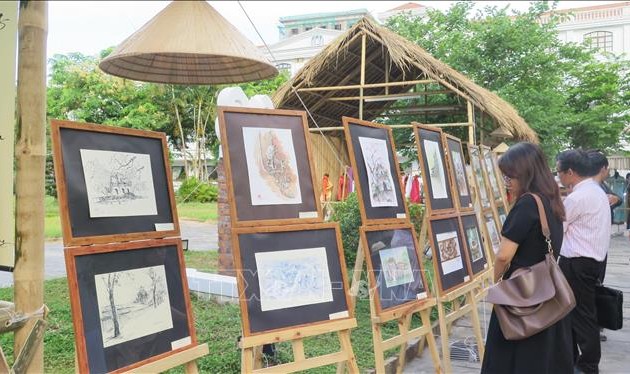 Pameran “Keindahan Pusaka Ibu Kota Kuno Hue dalam Puisi dan Lukisan”.