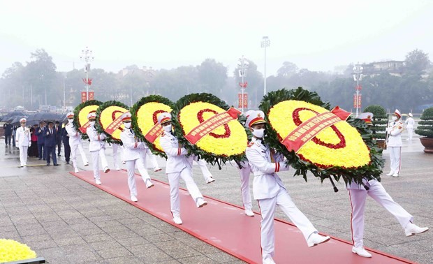 Para Pemimpin  Partai dan Negara Vietnam Berziarah kepada  Mousoleum Presiden Ho Chi Minh