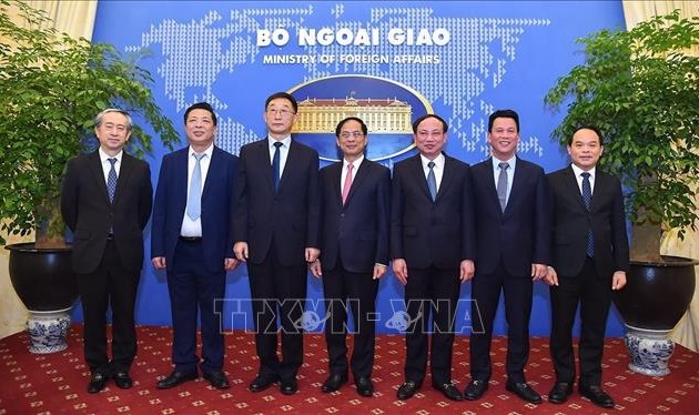 Menlu Bui Thanh Son Terima Sekretaris Komite Partai Daerah Otonomi Guangxi Zhuang, Tiongkok