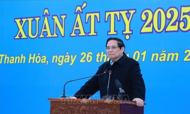 PM Vietnam Bimbing Pemikiran dan Pemberian Bantuan kepada Kaum Pekerja yang Bekerja di Lokasi Konstruksi pada Hari Raya Tet