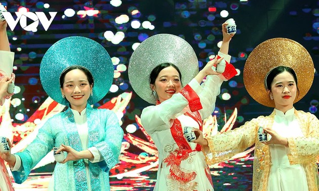 Kebudayaan Tradisional dari Tiga Bagian Vietnam Berkumpul dalam Program “Suara Bumi Warisan”