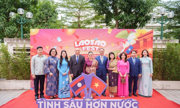 Mahasiswa Diplomasi Vietnam dan Laos Menyelenggarakan Pesta Pertukaran Budaya yang Kental dengan Persahabatan di Jantung Kota Hanoi