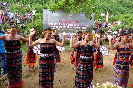 Tung tung da dá – baile de gratitud al Diós de los Co Tu