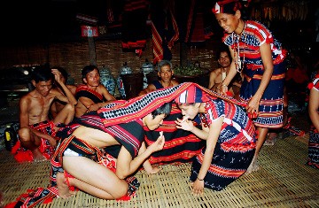 Costumbre “ngủ duông” de los Co Tu en provincia central de Quang Nam