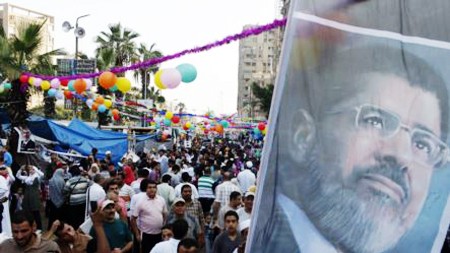 Prorroga tribunal de Egipto detención de Mursi por 15 días