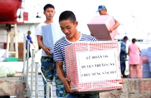 Barcos con regalos del Tet llegan a las islas de Truong Sa