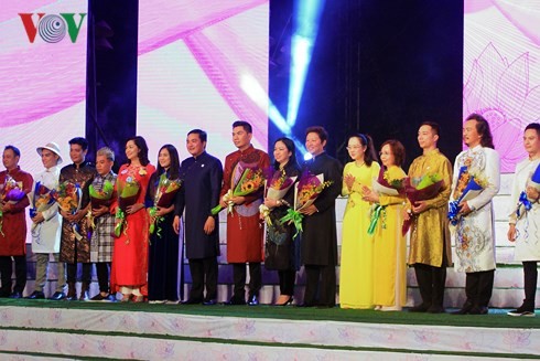 Promueven imagen de la túnica tradicional de Vietnam en Ciudad Ho Chi Minh