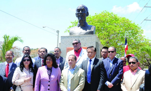 Honran al presidente Ho Chi Minh en Santo Domingo