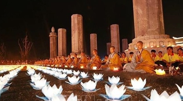 Ceremonia de farolillos por la paz resalta en el Día de Vesak 2019 en Vietnam