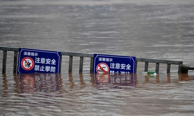 Dirigentes de Vietnam muestran empatía con víctimas de torrentes en China