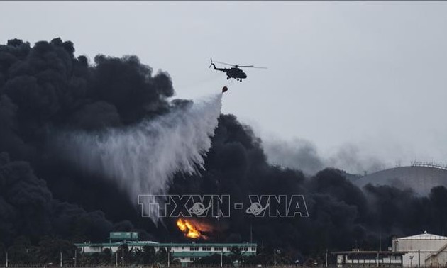 Cuba lucha sin descanso para contener el incendio en el depósito de petróleo