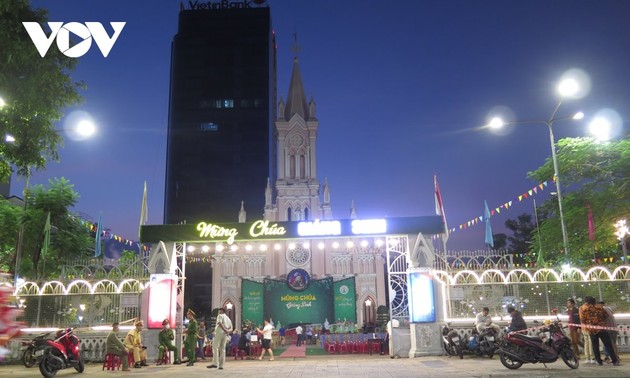 Reina el ambiente festivo durante la Nochebuena en Vietnam 