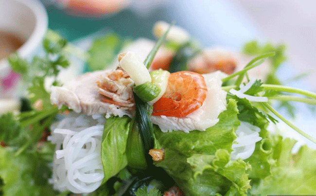 Manjares del Tet - rollo de lechuga fermentada con carne de res y camarón