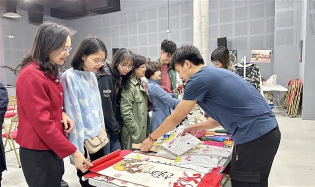 Estudiantes vietnamitas en Francia recaudan fondos por el mar y las islas de la Patria