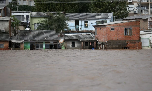 Dirigente vietnamita comparte pérdidas con víctimas de fuertes lluvias en Brasil